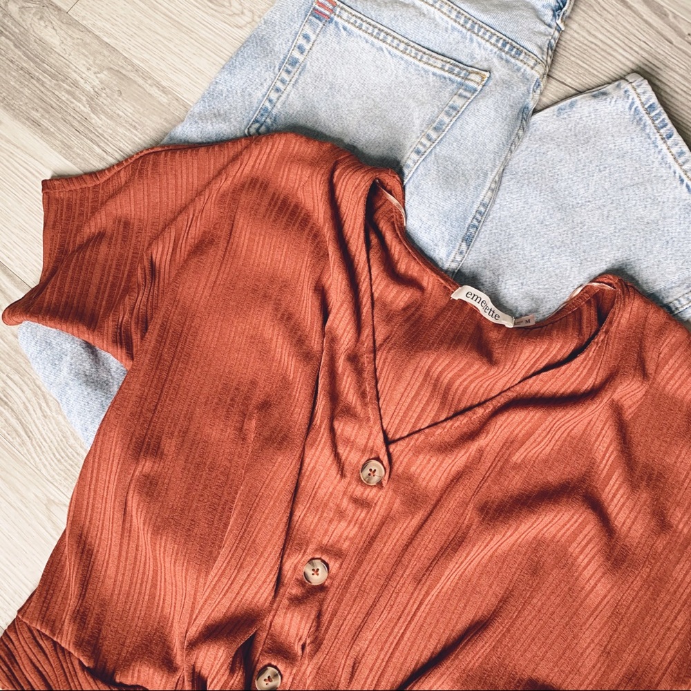 Emerette Short Sleeve Twist Front Crop Top